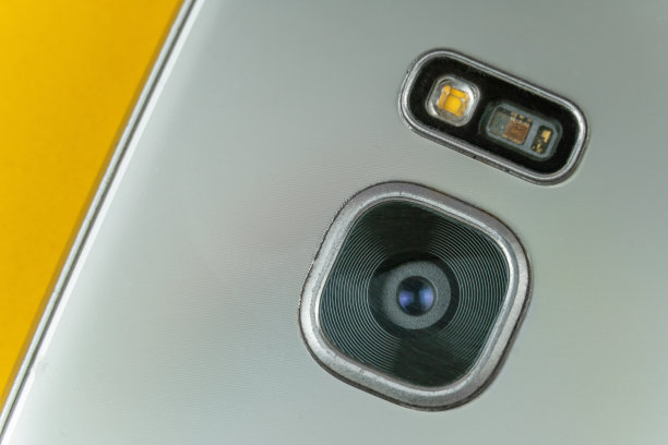 手机摄像头和闪光灯放在灰色手机上，微距拍照图片下载