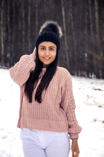 女人冬天的画像外面的雪图片下载