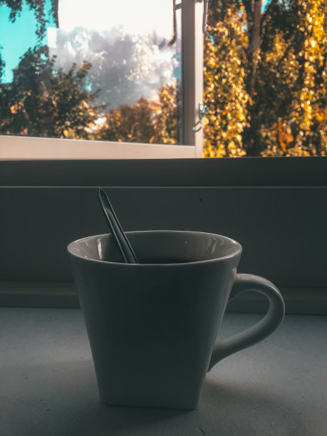 早晨喝咖啡图片下载