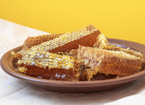 蜂窝在粘土板上的纸背景。天然有机蜂产品。健康的生活方式。为你的文本复制空间。特写照片。图片下载