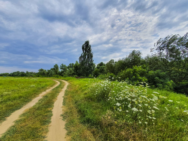 美丽的欧洲乡村，乌云密布图片下载