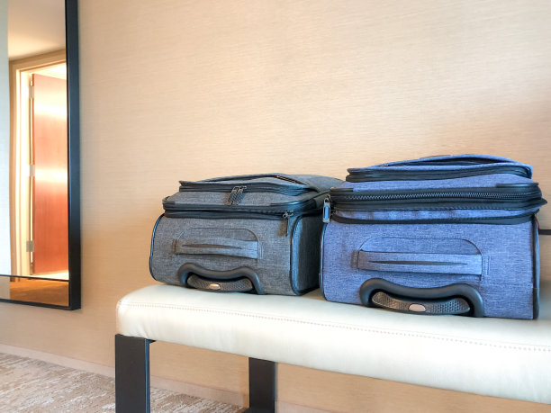 两件行李靠在一起图片下载