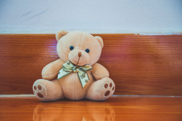 近距离观察坐在地板上的棕色泰迪熊。图片下载