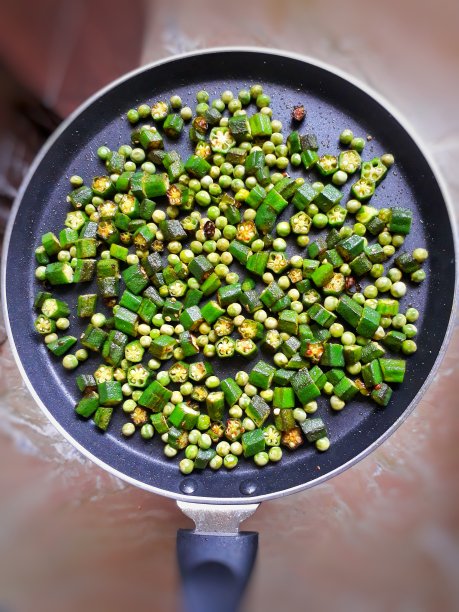 不粘锅豌豆炒手指饼干。图片下载