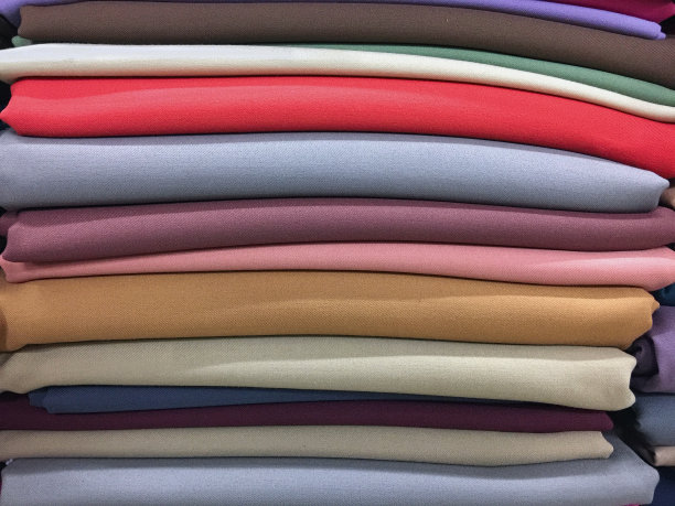 一家商店里的彩色棉布。图片下载