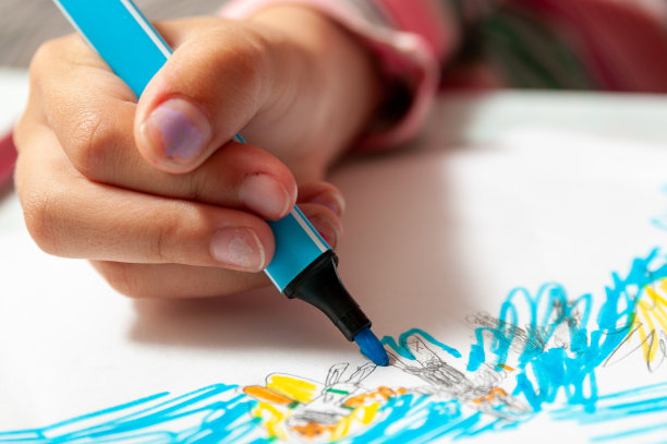 女孩画了一支蓝色的水彩笔图片下载