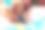 女孩画了一支蓝色的水彩笔图片下载