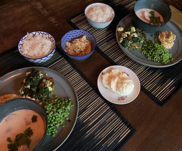 美味的泰国菜汤和沙拉摆在桌上图片下载