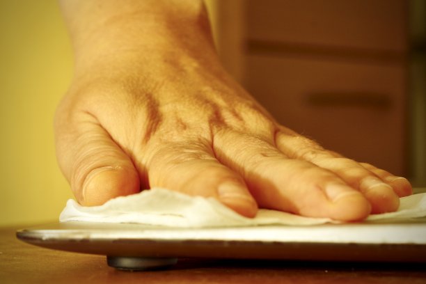 用消毒湿巾擦拭无品牌笔记本电脑图片下载