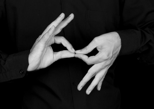 人体模型和黑白照片，用手展示手语，黑白背景图片下载