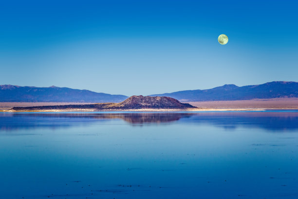 Paoha岛在满月下的mono湖，加利福尼亚图片下载