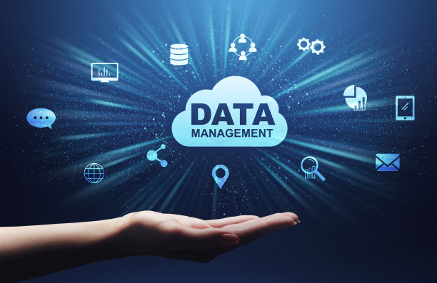 女性手握存储云与数据管理文本和多媒体图标图片下载
