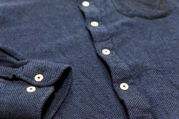 深蓝色衣服的袖子和纽扣图片下载