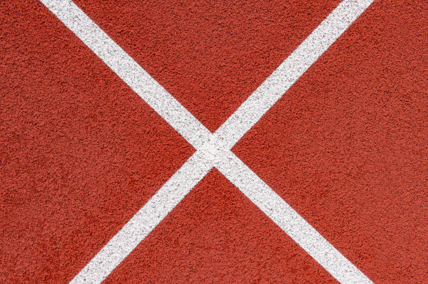 近距离在人造红草皮上的白线上，在街头篮球、手球、排球、五人制足球、橄榄球、曲棍球和足球场上，以运动为背景图片下载