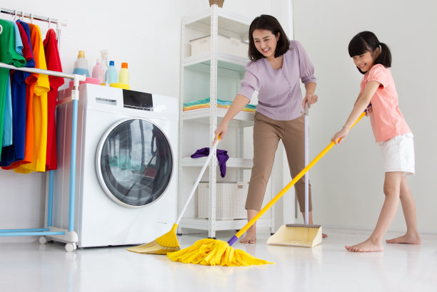 亚洲母亲和孩子或女儿做家务清洁，家庭生活理念图片下载