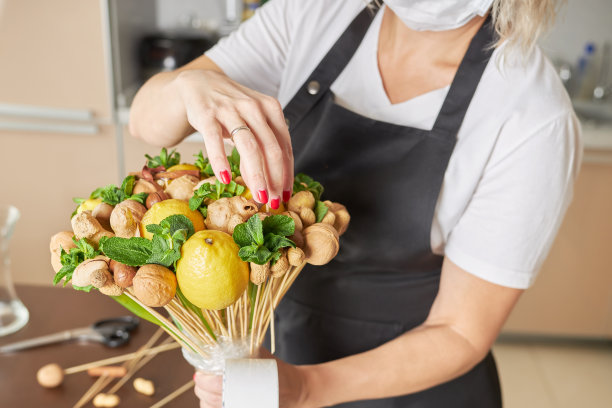 女设计师完成组装水果花束的礼物图片下载