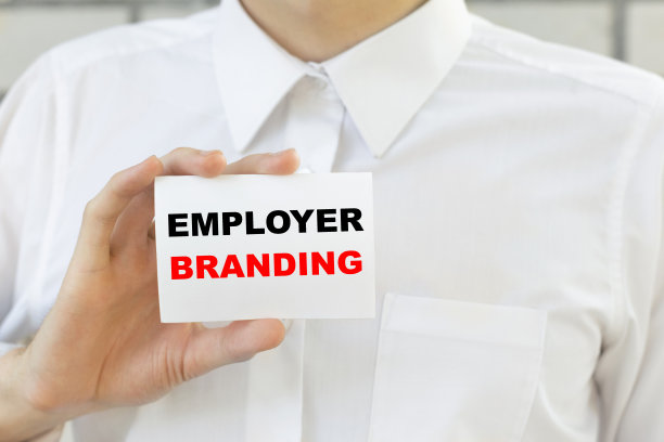 商人在口袋里放了一张印有“雇主”字样的卡片图片下载