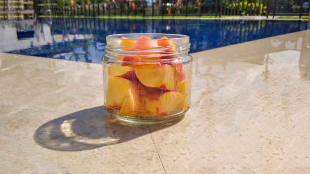 池边的有机桃子切片罐图片下载