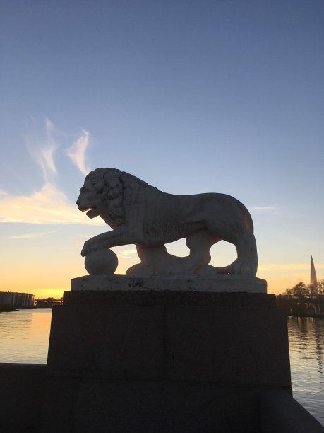 夕阳从埃拉金岛的箭，太阳落在桥下到芬兰湾图片下载