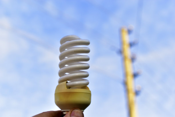 扭曲的荧光灯在一个电力线路的背景图片下载