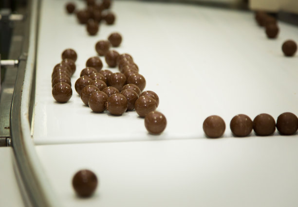 糖果工厂。糖果生产过程。带糖果的传送带。图片下载