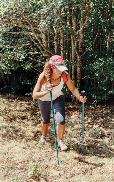 妇女们在一个阳光明媚的日子里爬山图片下载