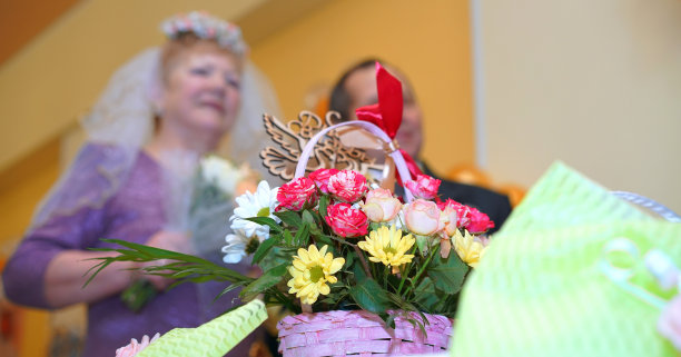 老新娘和老新郎在你们的金婚纪念日花束玫瑰前景图片下载