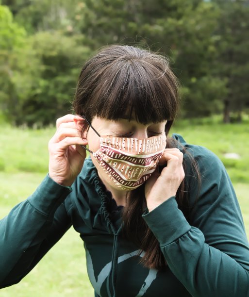 手持自制防护面具的年轻成年妇女肖像图片下载