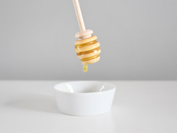 滴有机蜂蜜的蜂蜜勺图片下载