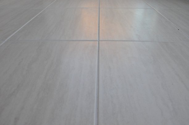 由层压板石头形成的线条。图片下载