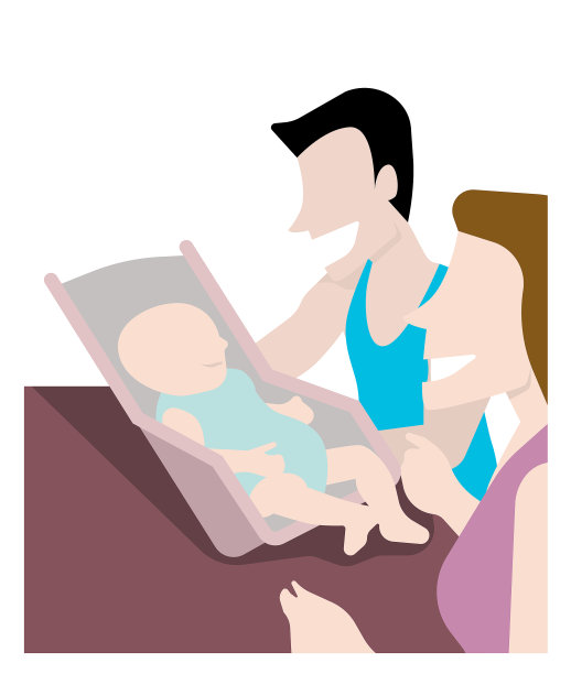 微笑的父母看着他们的孩子坐在小婴儿椅上。图片下载