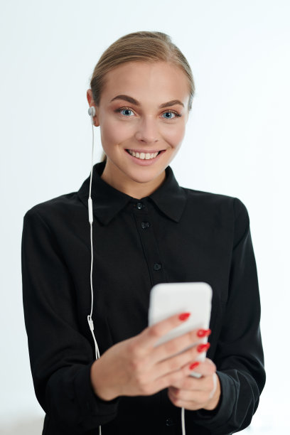 在视频通话中微笑的白人女孩图片下载