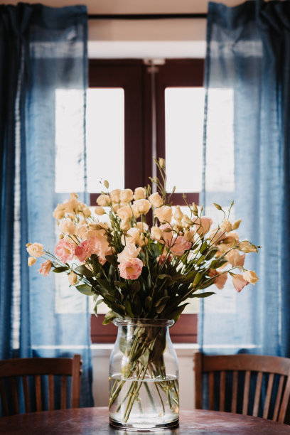 一束美丽的鲜花插在窗前的花瓶里图片下载