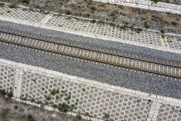 高原沙漠高速铁路桥，蓝天白云背景图片下载