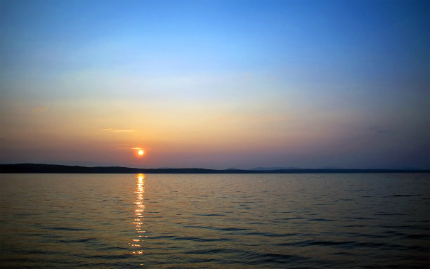 傍晚的湖岸，太阳的踪迹，乌维尔迪湖，南乌拉尔图片下载
