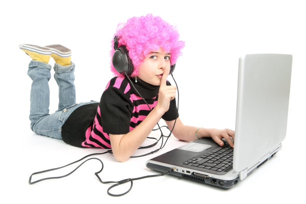 小女孩在笔记本电脑上写字，说不要说话图片下载