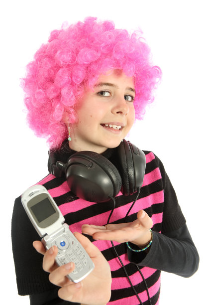 年轻女孩展示她的手机，孤立的白色图片下载