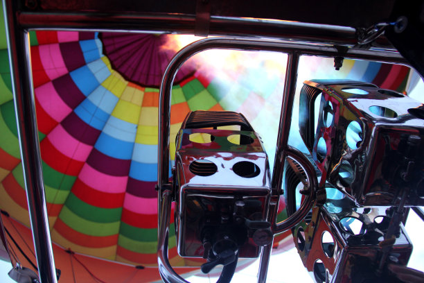 充气过程和准备热气球在日出时在多云的天空中飞行图片下载