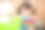 年轻女孩玩创造性玩具积木在家上学图片下载
