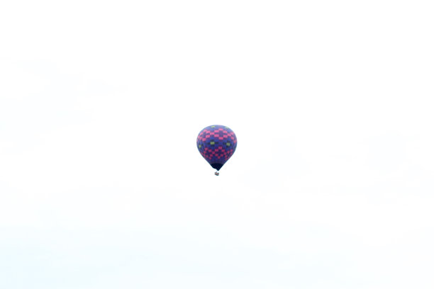 彩色的热气球在多云的天空中飞行图片下载