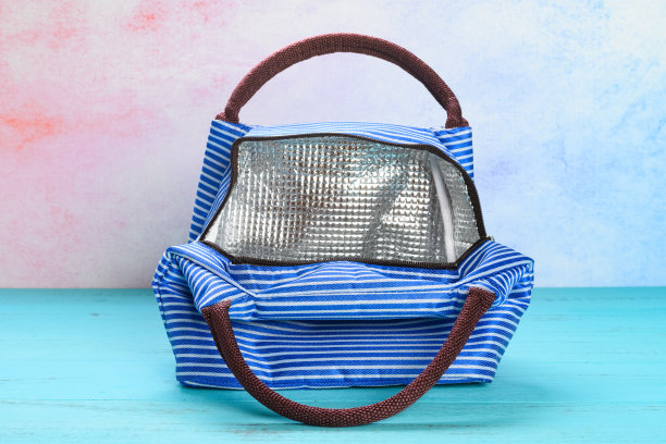 在木桌上打开蓝色的午餐包或绝缘包图片下载