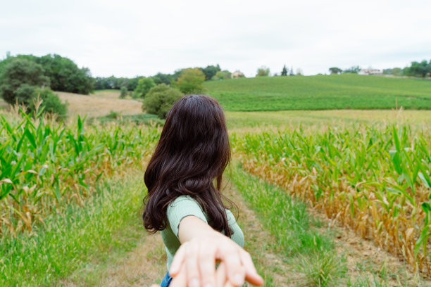 一个面目全非的女人在法国度假。生活方式和自然目的地。图片下载