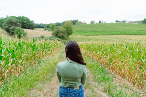 一个面目全非的女人在法国度假。生活方式和自然目的地。图片下载