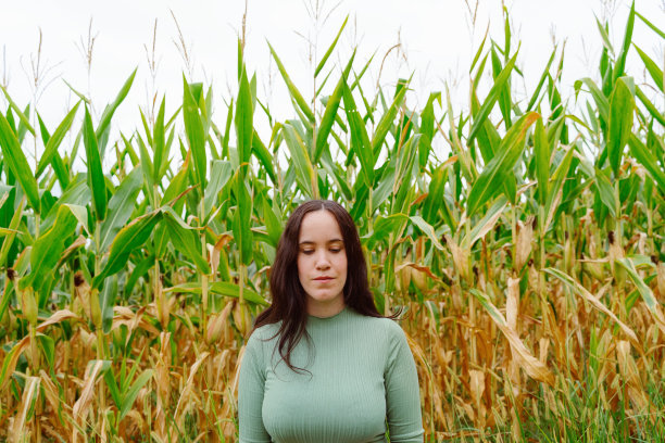 年轻的白种女子在绿色的自然环境中。图片下载