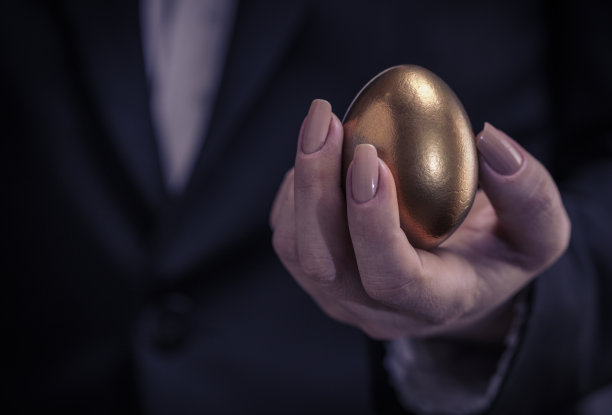 女人手里拿着金蛋图片下载