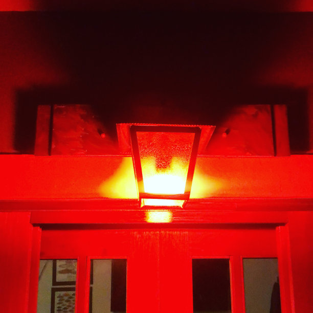 红色的门图片下载