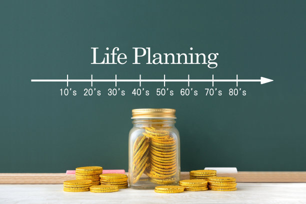 生活规划概念，瓶子里的硬币和世代规模图片下载