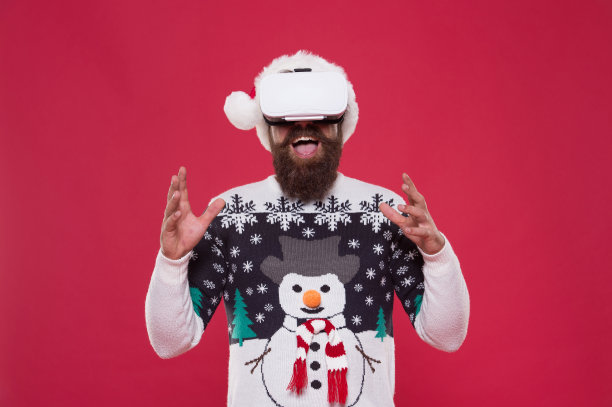 虚拟生活。男子庆祝圣诞虚拟现实设备。产品审核。科技博客。大胡子嬉皮士玩vr游戏。圣诞快乐。虚拟的成就。未来的一年。技术发展图片下载