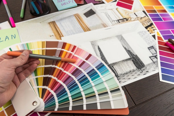 男性手工工作与颜色采样设计家图片下载