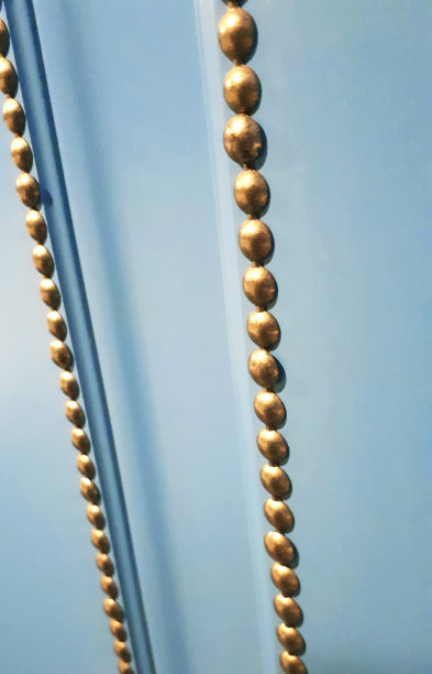 抽象照片背景蓝色木墙与复古铜铆钉。图片下载